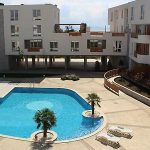 https://apartments-in-las-brissas.burgashotels.net